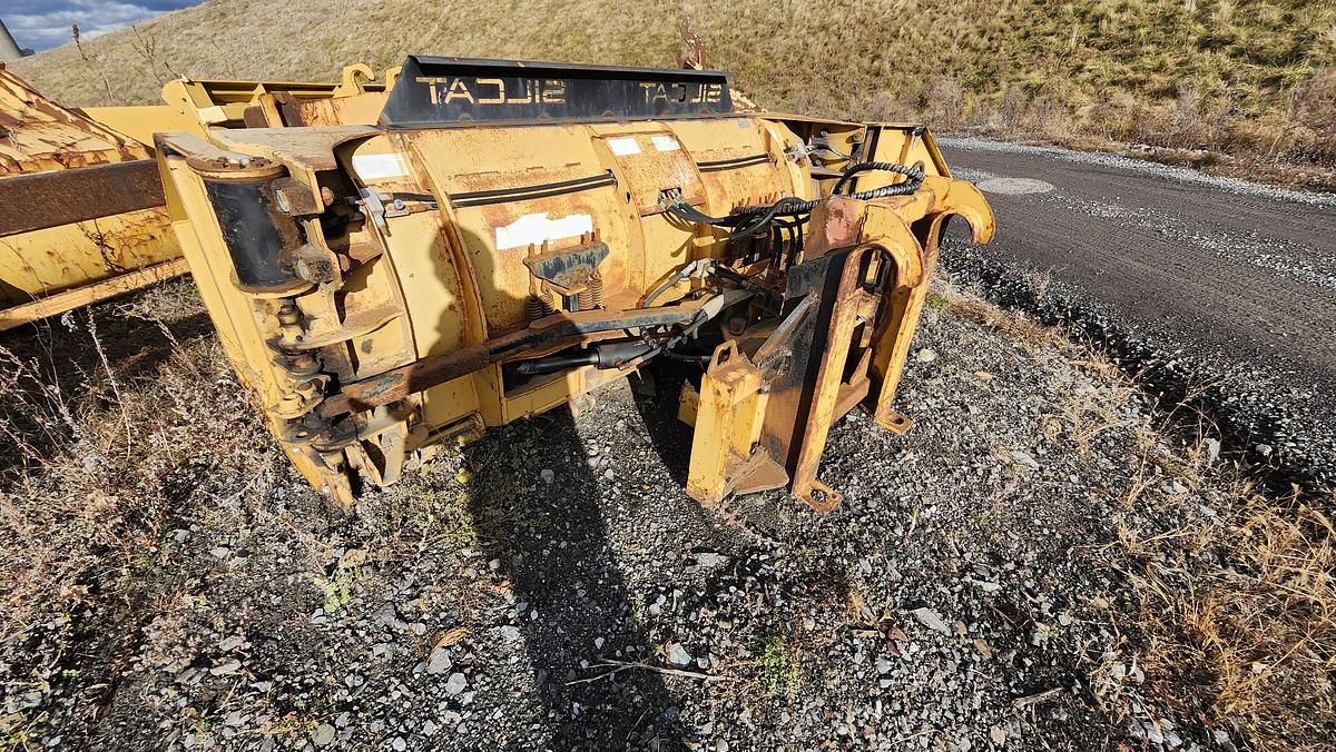 Used HLA 9-15 Extensible Plow