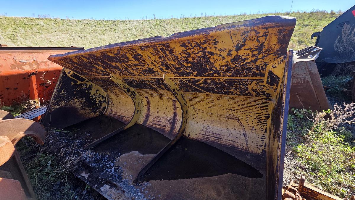 Used 132 inch Caterpillar Bucket