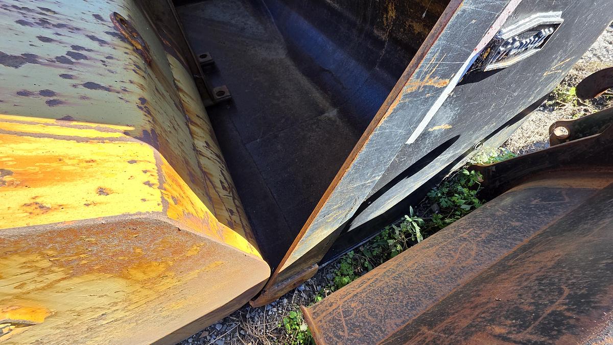 Used 132 inch Caterpillar Bucket