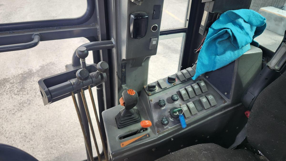 Used 2006 Volvo G740B