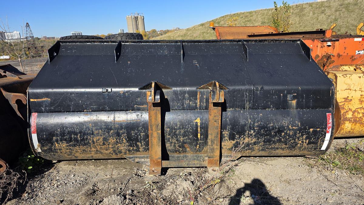 Used 132 inch Caterpillar Bucket