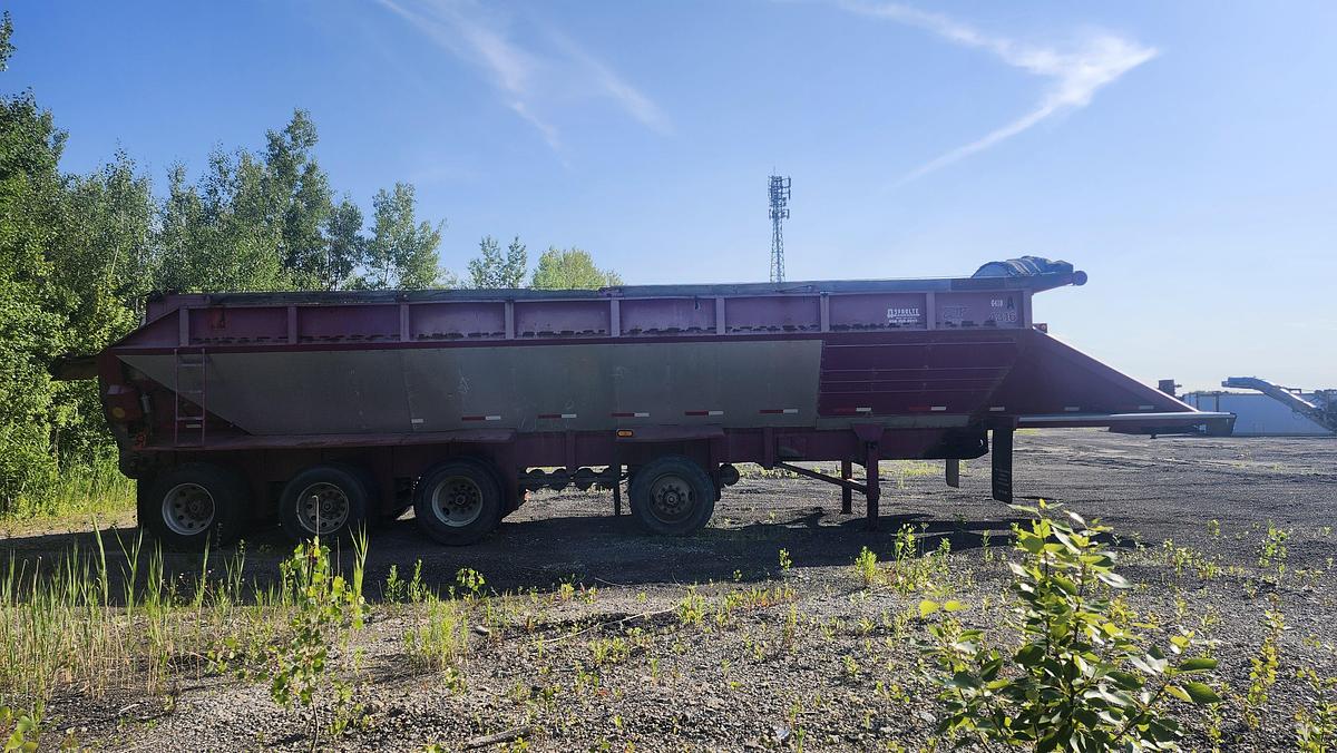 Used 1999 Red River LB439 / 4 axles strap trailer