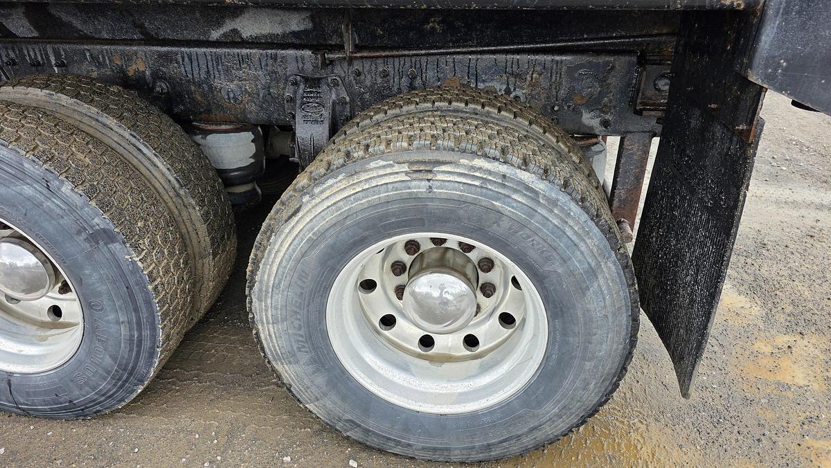 Used 2015 Peterbilt Tri axle