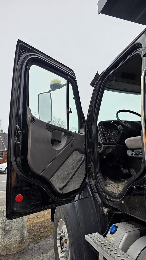 Used 2017 Freightliner SD114