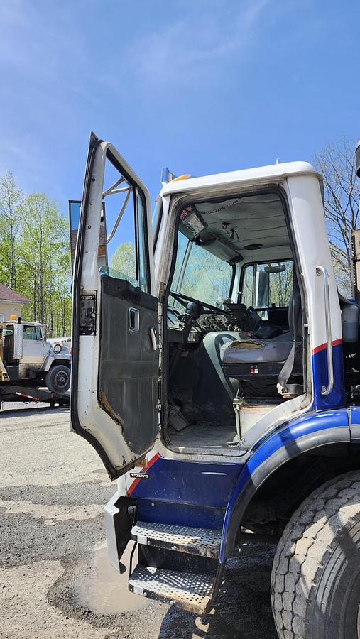 Used 1996 Putzmeister 28m on 2001 Volvo