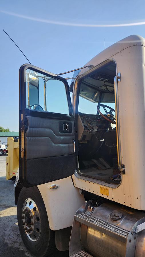 Used 2009 Peterbilt 348