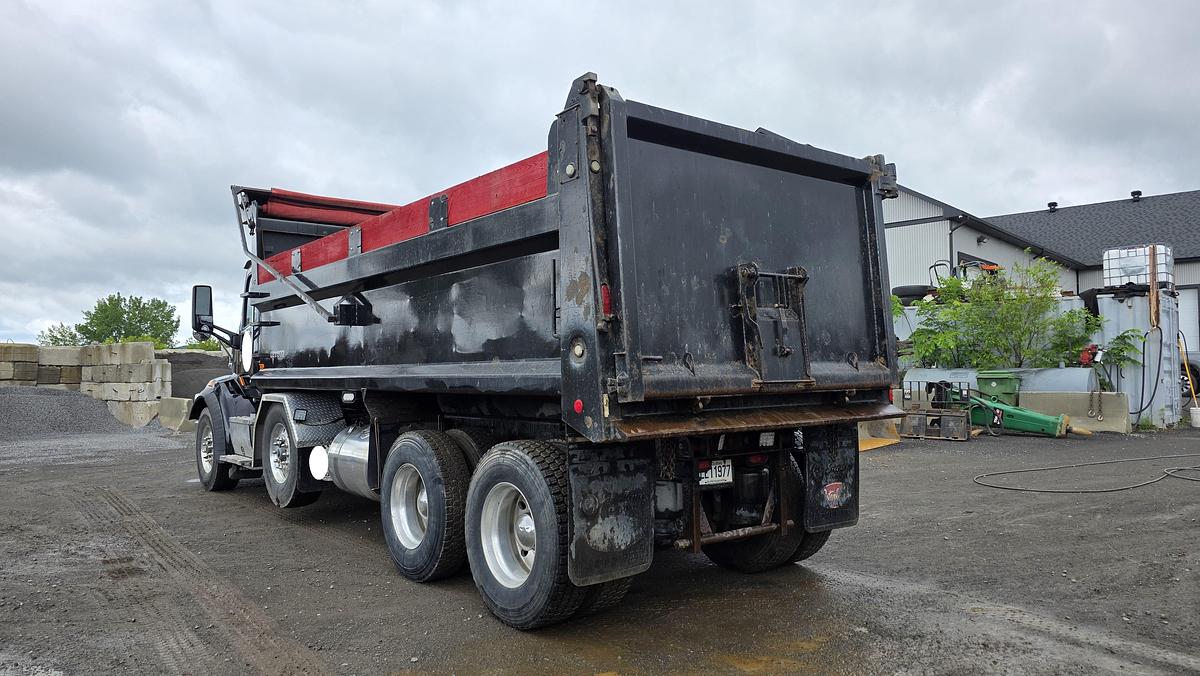 Used 2015 Peterbilt Tri axle