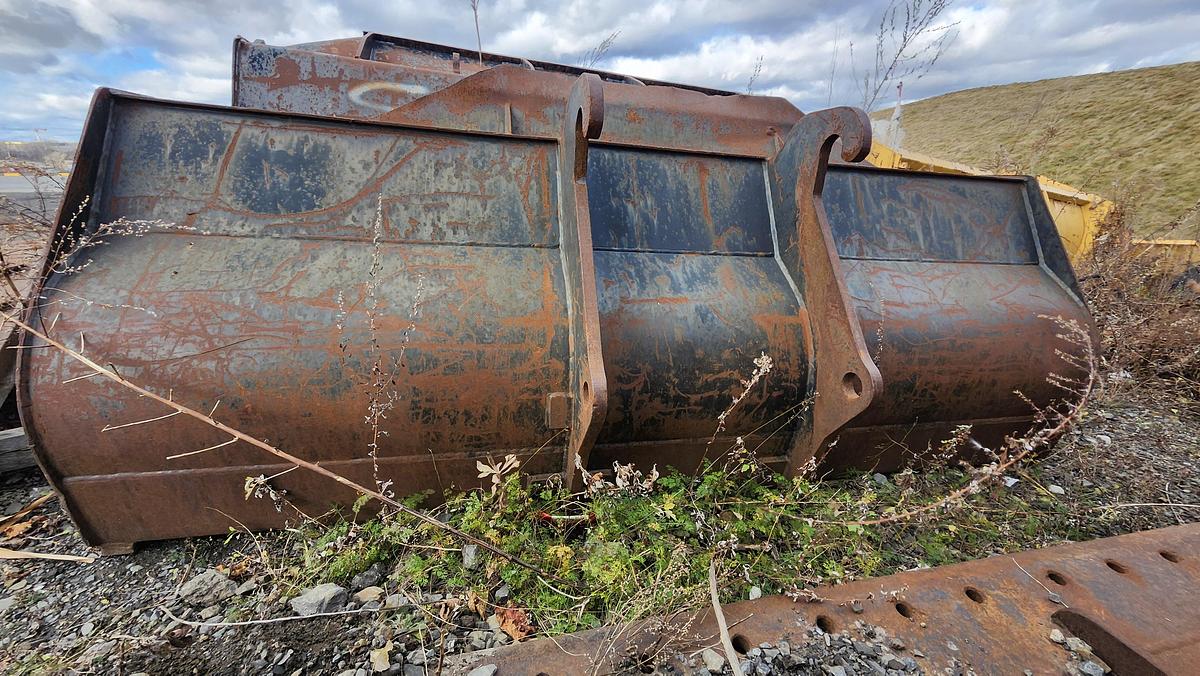 Used Caterpillar 92″ Bucket