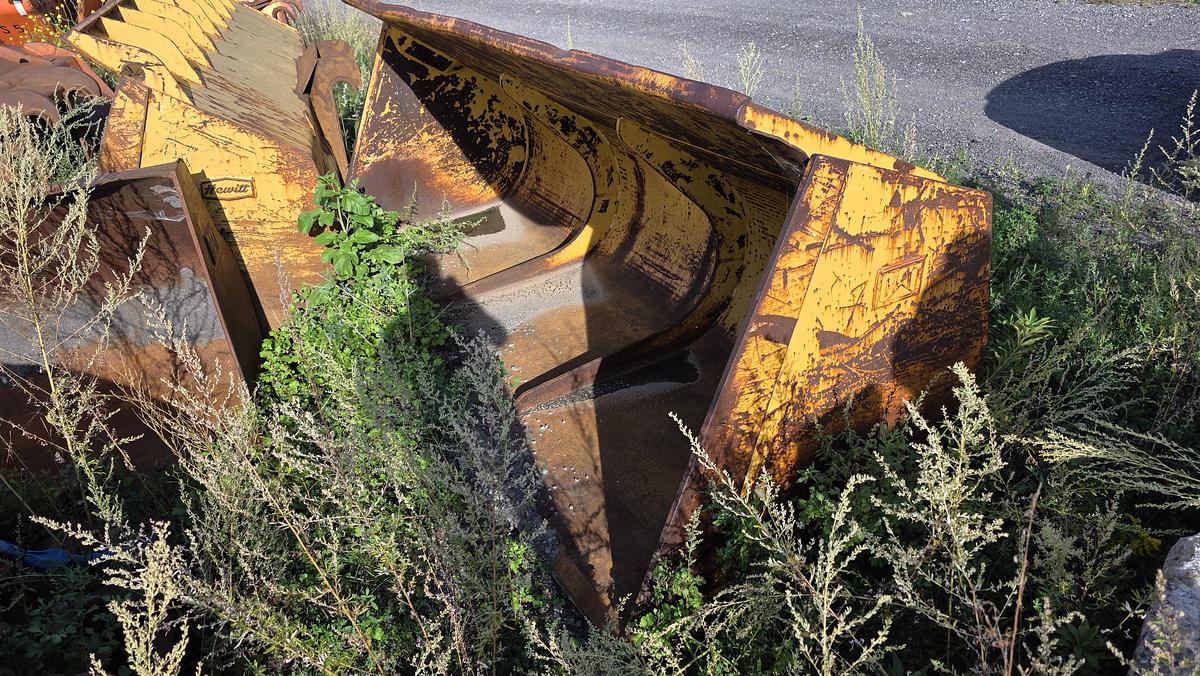 Used 132 inch Caterpillar Bucket
