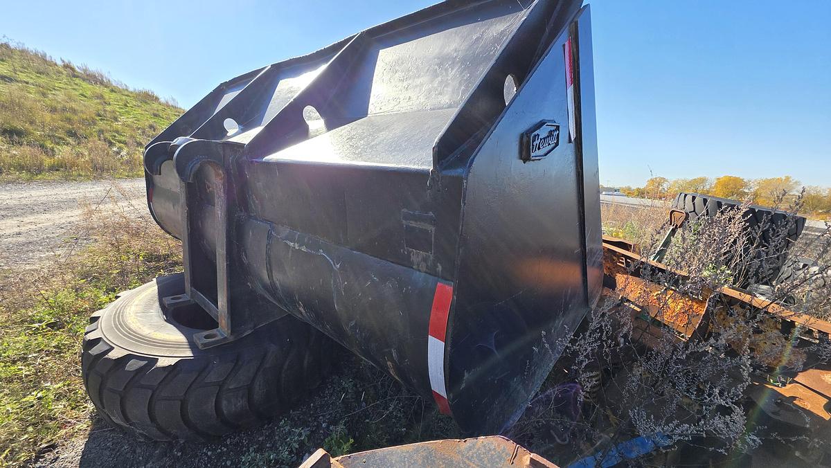 Used 132 inch Caterpillar Bucket