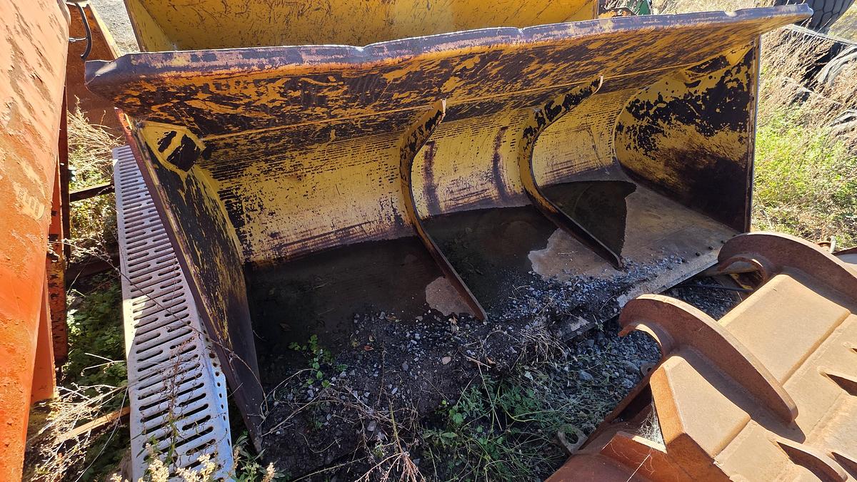 Used 132 inch Caterpillar Bucket