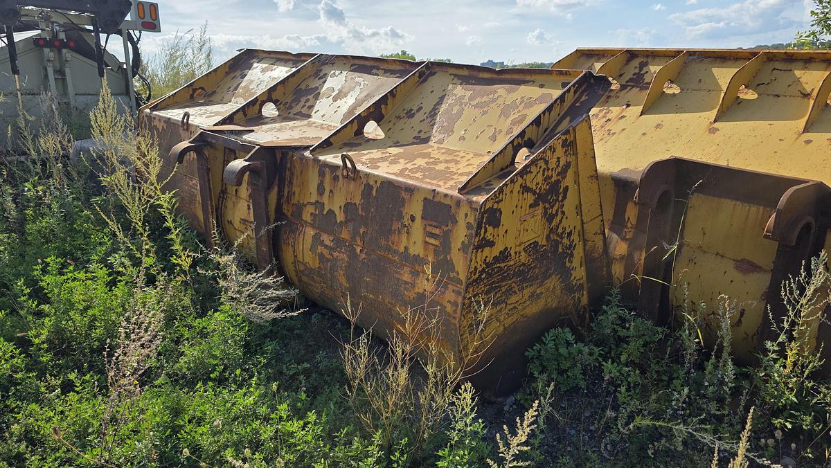 Used 132 inch Caterpillar Bucket