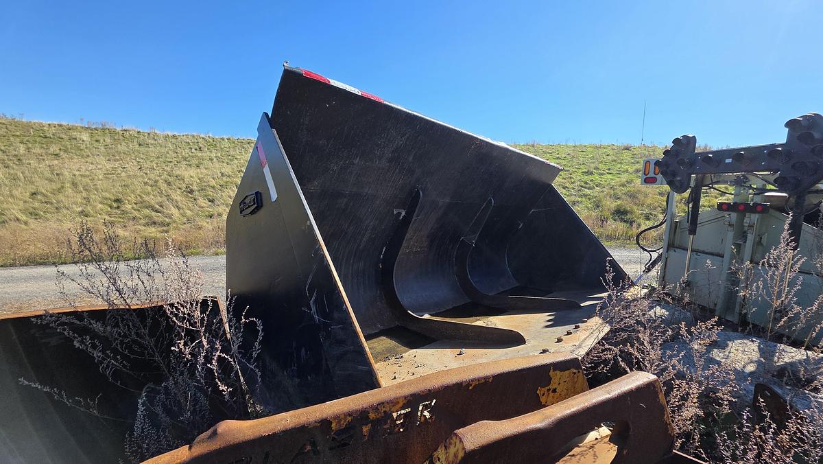 Used 132 inch Caterpillar Bucket
