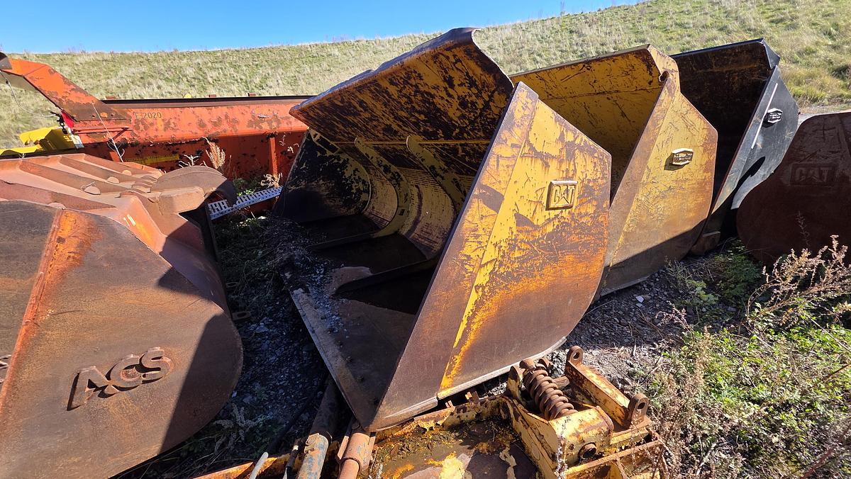 Used 132 inch Caterpillar Bucket