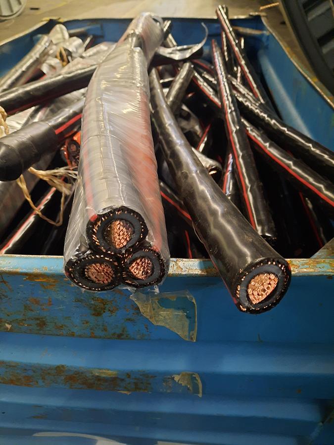 ALL PURPOSE, 2-SHAFT SHREDDER 1.250 x 900 mm. 90 kW for wires, plastic, tires, etc.