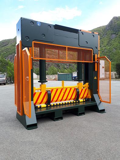 GUILLOTINE REEL SPLITTER 2000x1500 mm. 9 kw 2x17,5 T