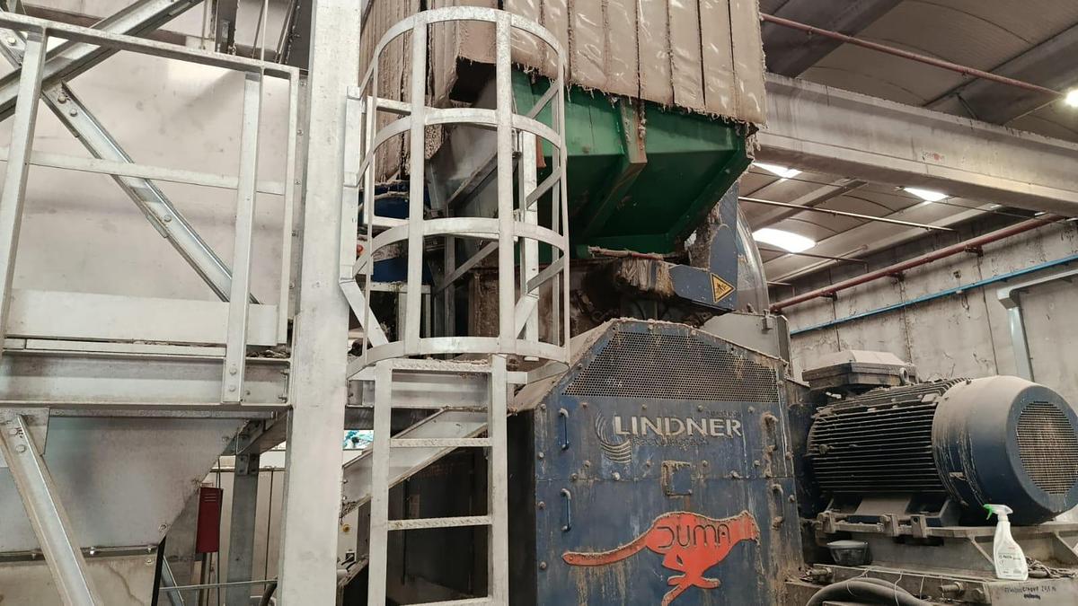 Used 2005 Lindner Single shaft shredder Komet 2200