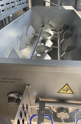 Mélangeur à palettes dechargement frontal