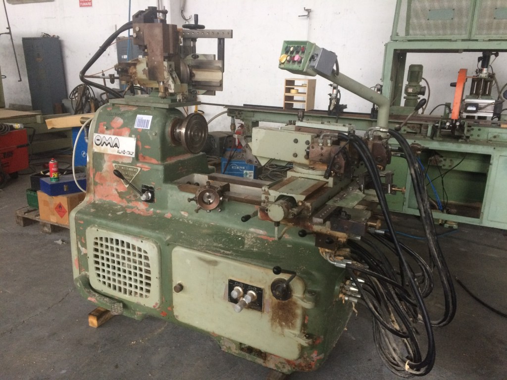 Usato Tornio per ciotole, piatti e simili, marca Oma