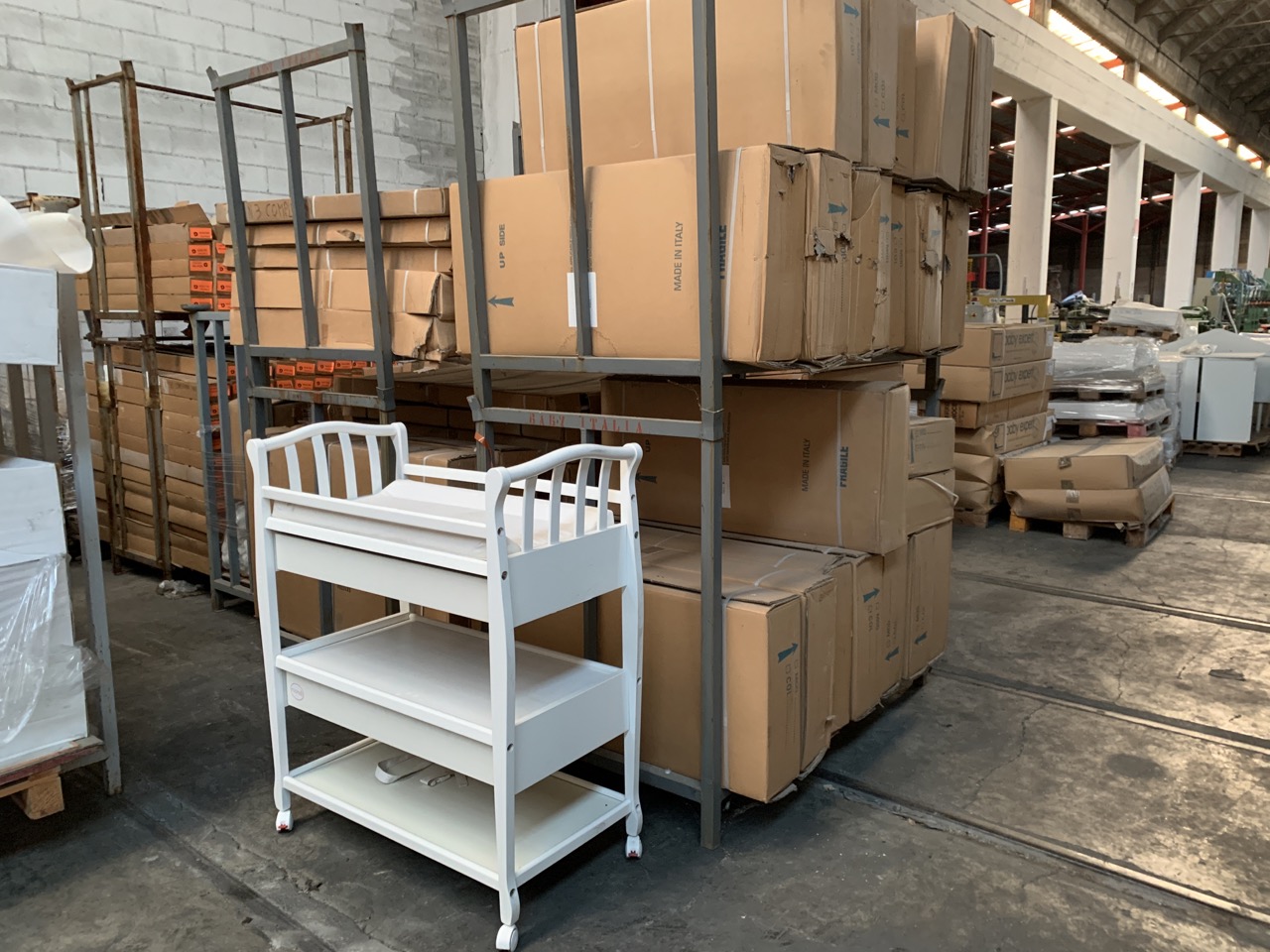 Usato Magazzino completo di una fabbrica di produzione lettini di alta qualità