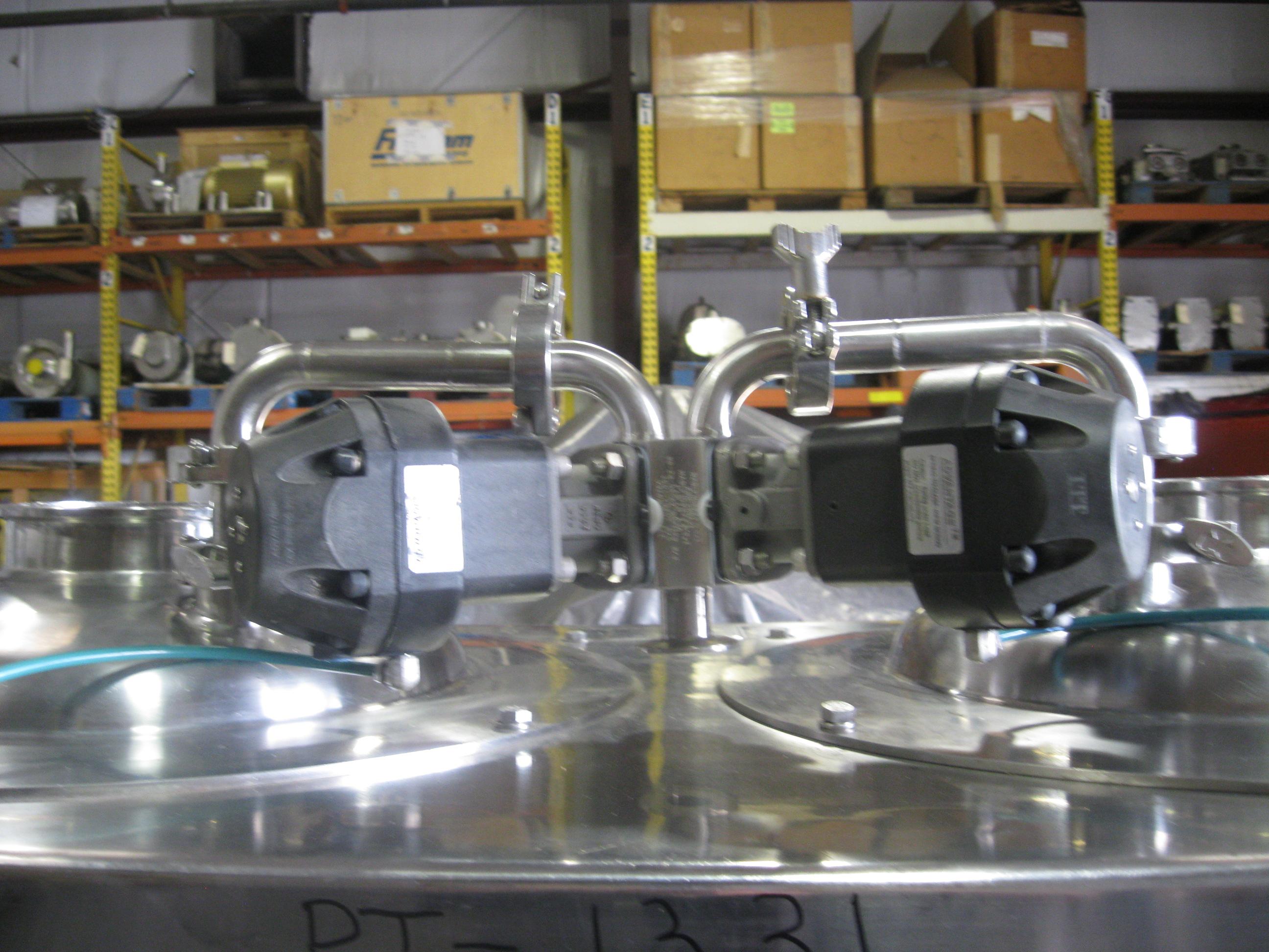 Usado DUAL 15 GALLON JACKETED TANKS ON ROLLING STAND WITH OUTLET VALVES