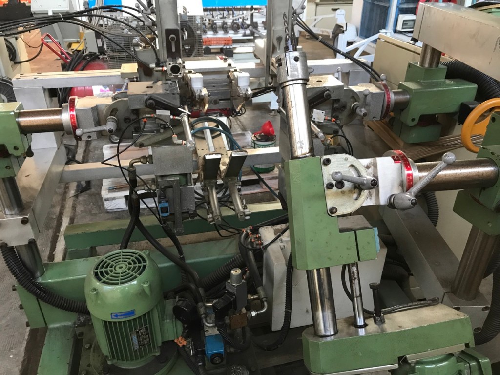 Usato Zigrinatrice doppia con foratrice, marca Camam