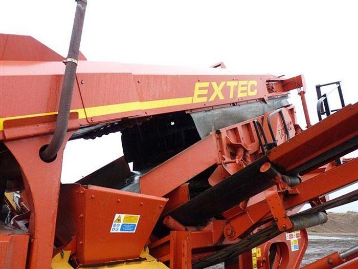 Used Extec S3 tracked screen with vibrating grid