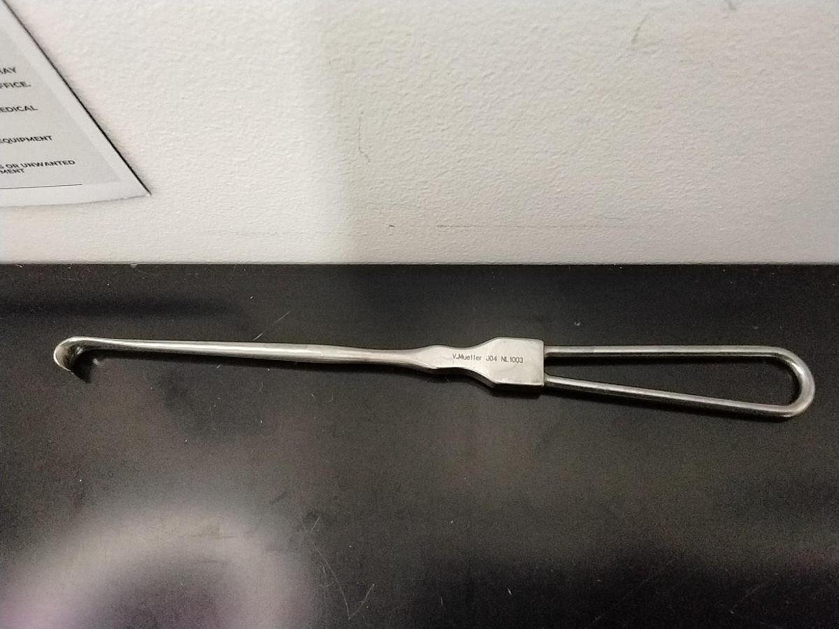 Used Von Mueller NL1003 Vein Retractor, Cushing Straight Plain Edge 8 3/4 Inch