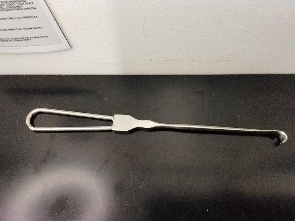 Used Von Mueller NL1003 Vein Retractor, Cushing Straight Plain Edge 8 3/4 Inch