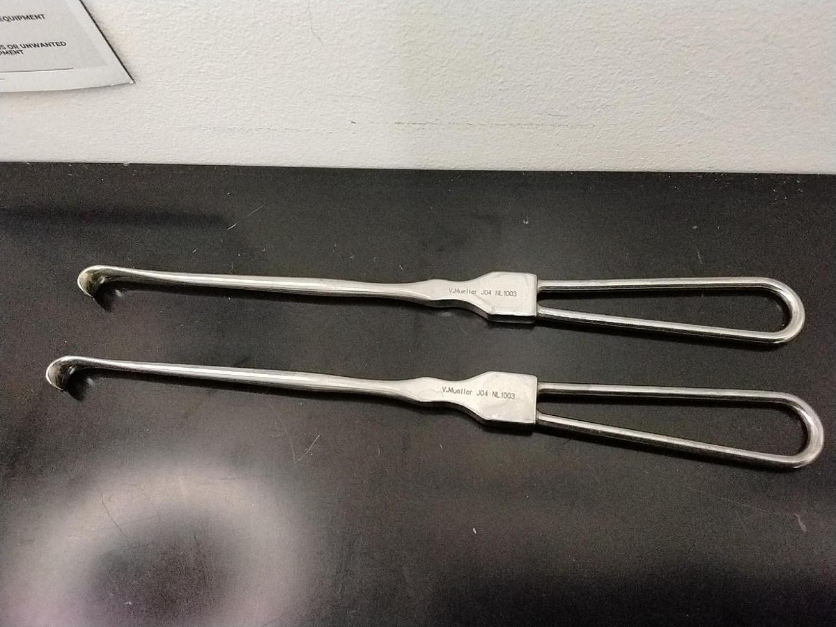 Used Von Mueller NL1003 Vein Retractor, Cushing Straight Plain Edge 8 3/4 Inch