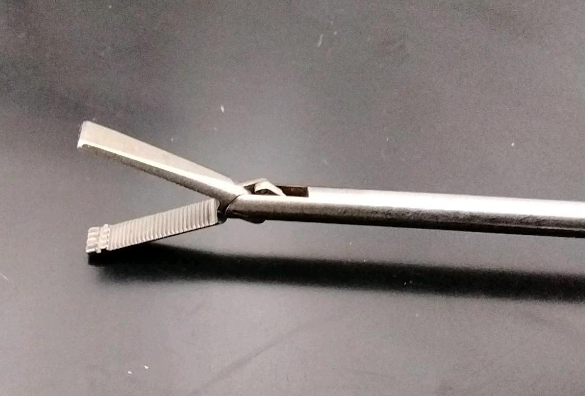 Used Jarit Surgical Atrau-Allis 20mm Jaw Grasping Forceps Laparoscopic B625-114LL