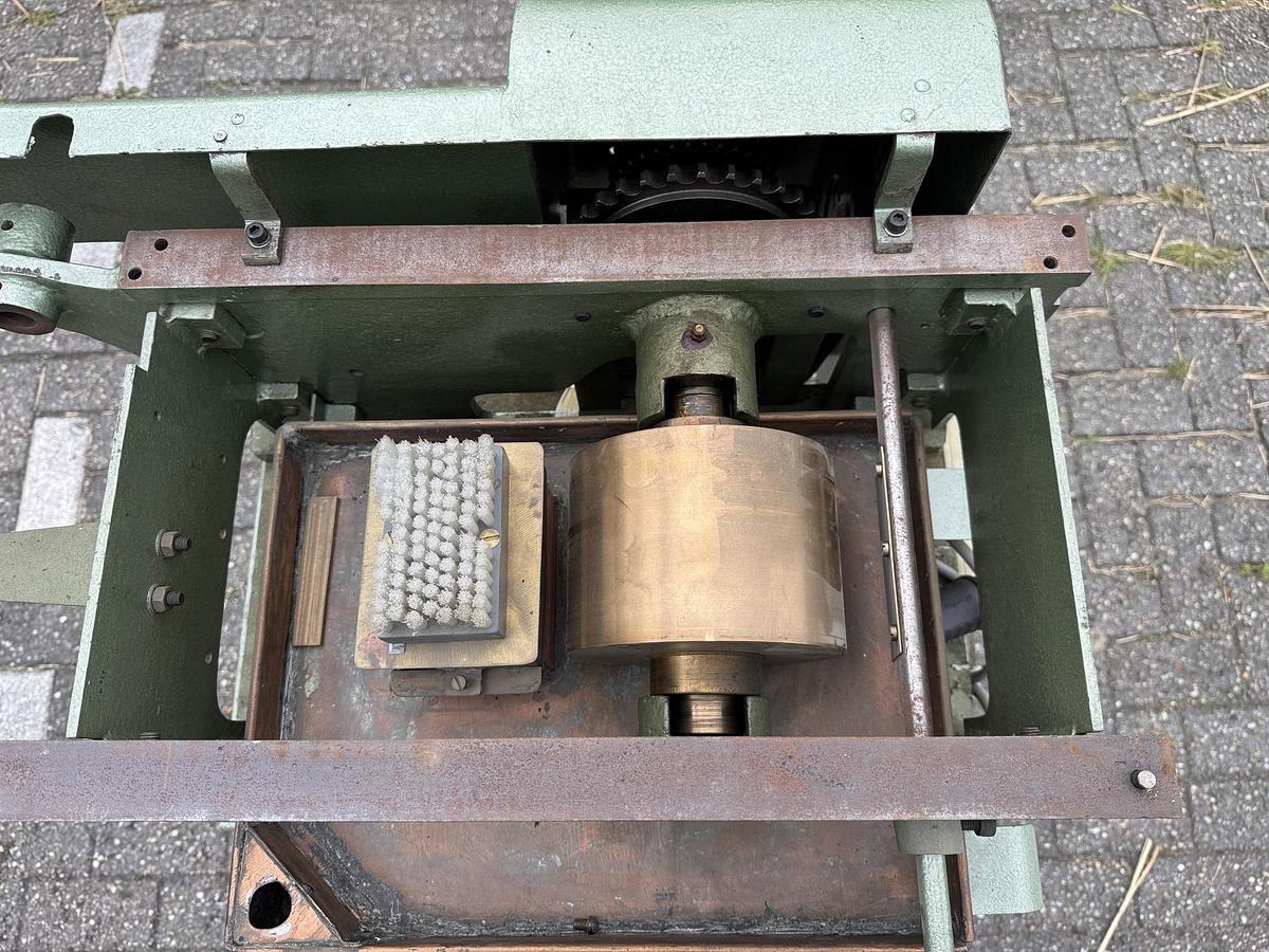 Used 1965 Unknown Spine gluer