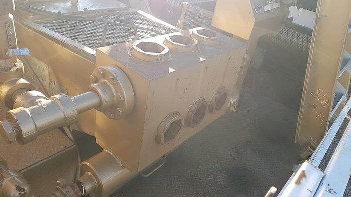 Used 2000 WELCAN 4 Axle Carrier Style Oilfield Pump / Kill Truck