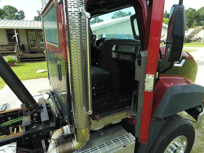 Used 2014 Caterpillar CT660