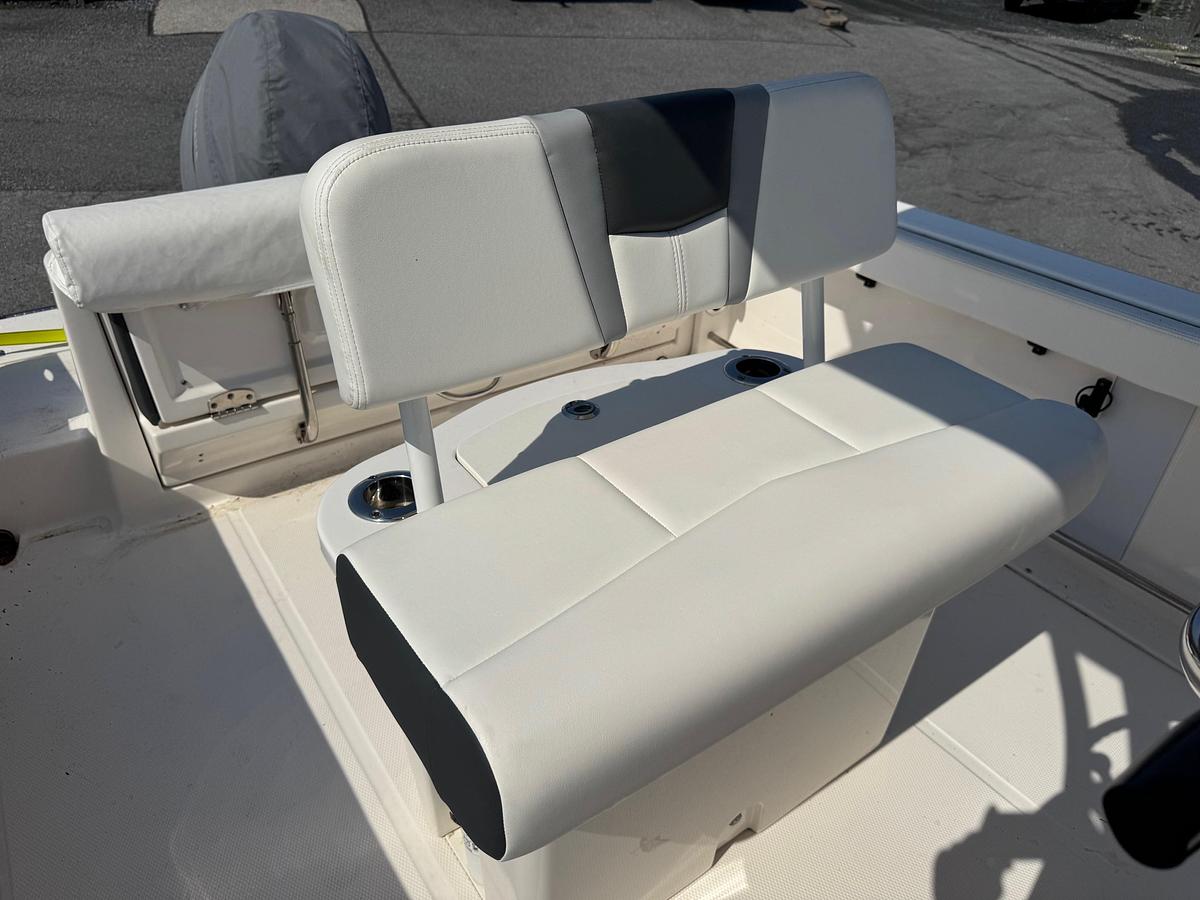 Used 2023 Robalo R222