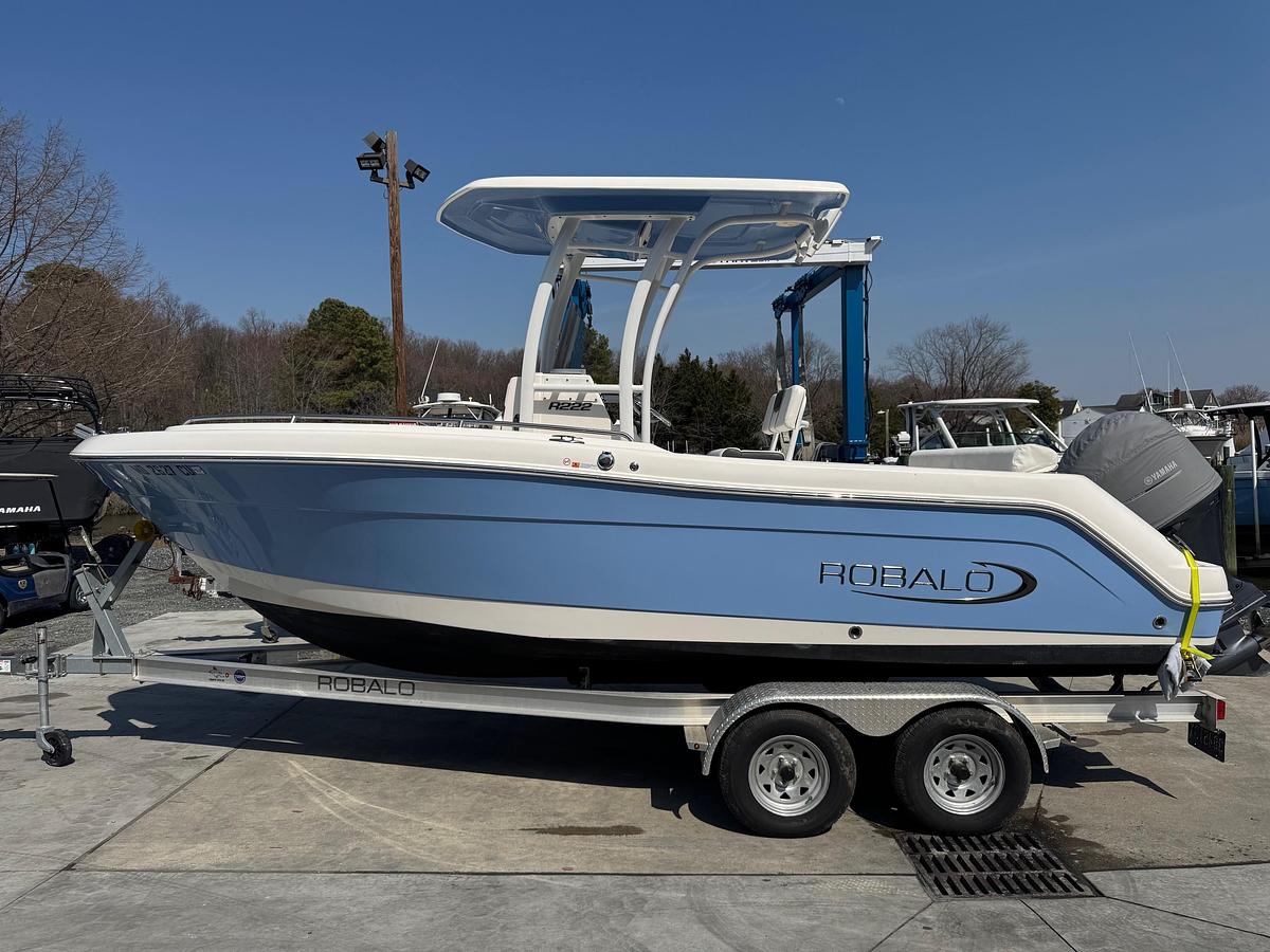 Used 2023 Robalo R222
