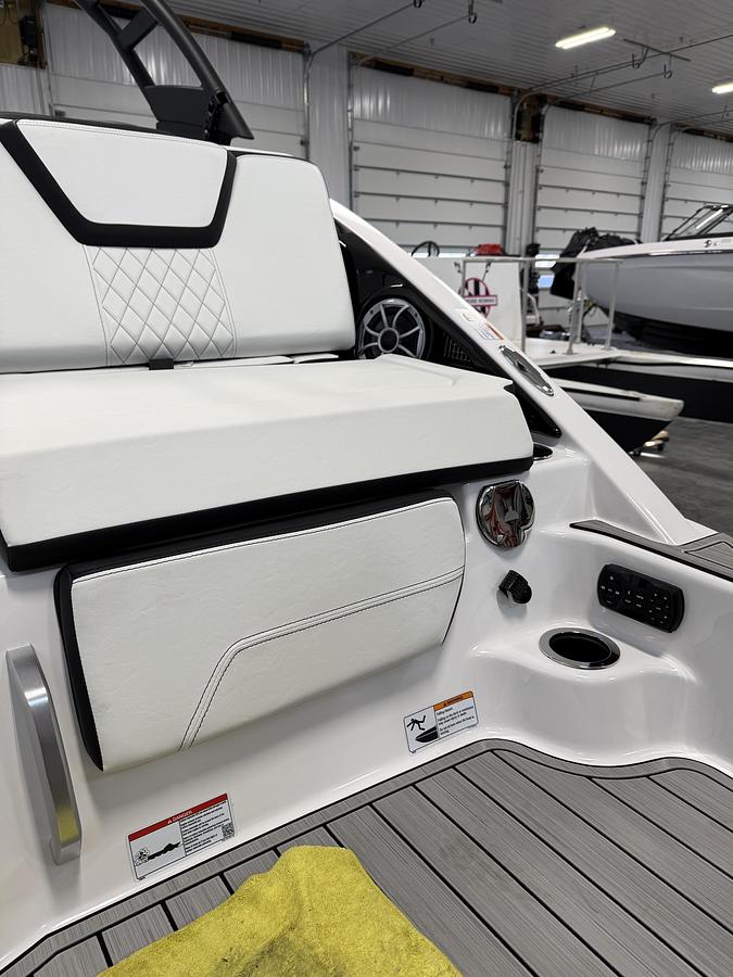 2025 Yamaha Boats 252SE