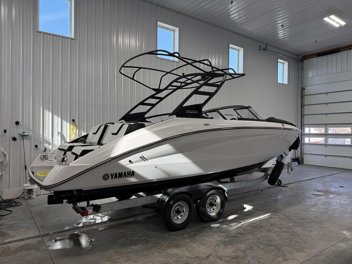 2025 Yamaha Boats 252SE
