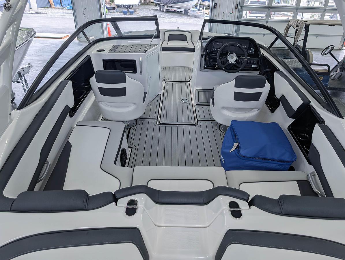 2025 Yamaha Boats 195S