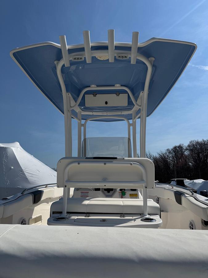 Used 2023 Robalo R222