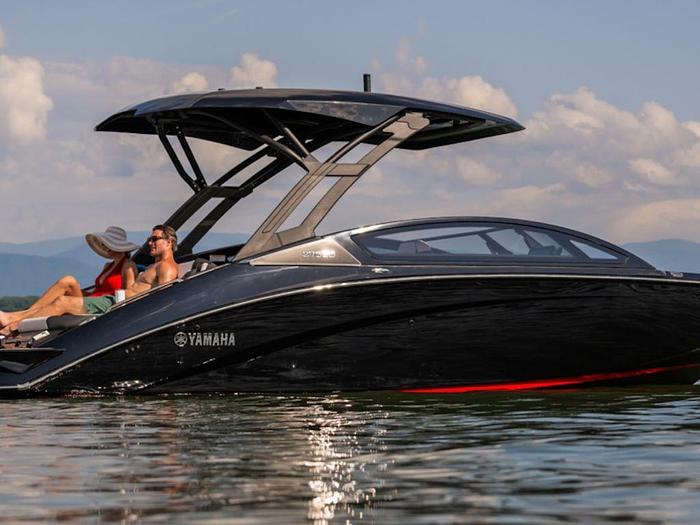 2025 Yamaha Boats 275SD