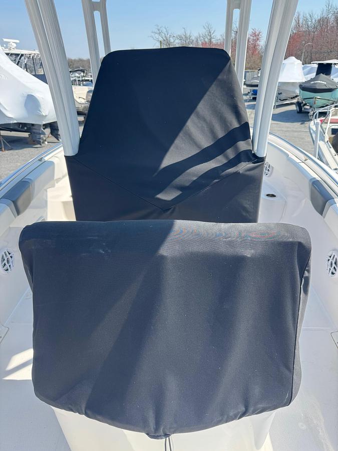 Used 2023 Robalo R222