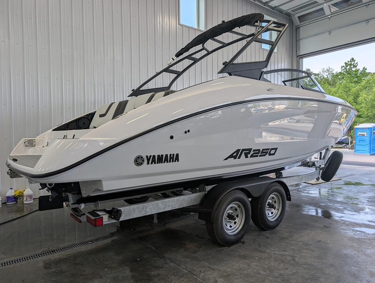 2025 Yamaha Boats AR250