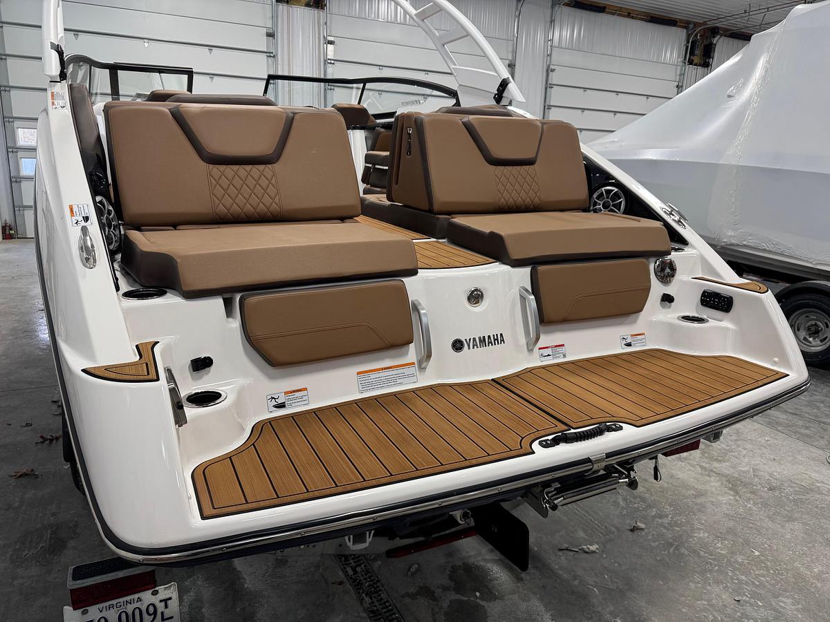 Used 2025 Yamaha 252SE