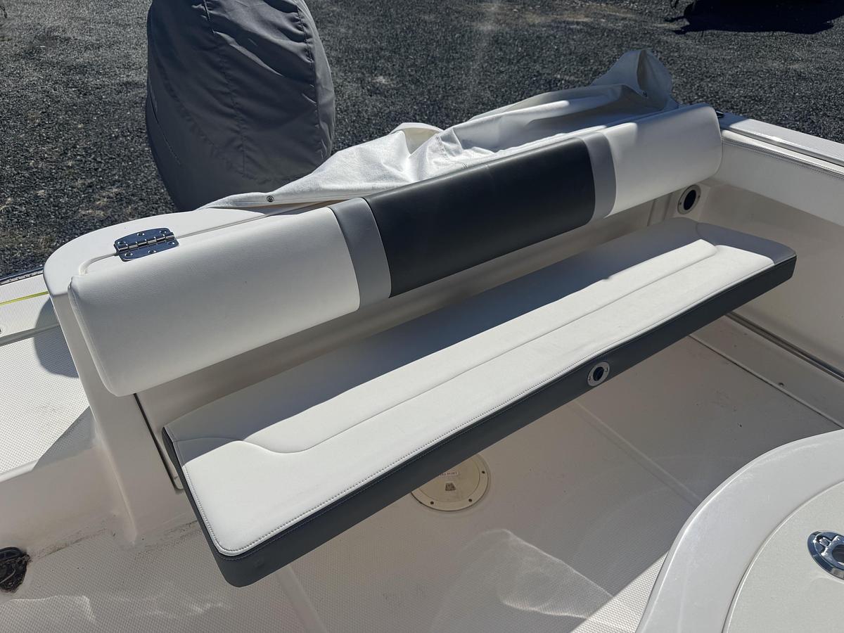 Used 2023 Robalo R222