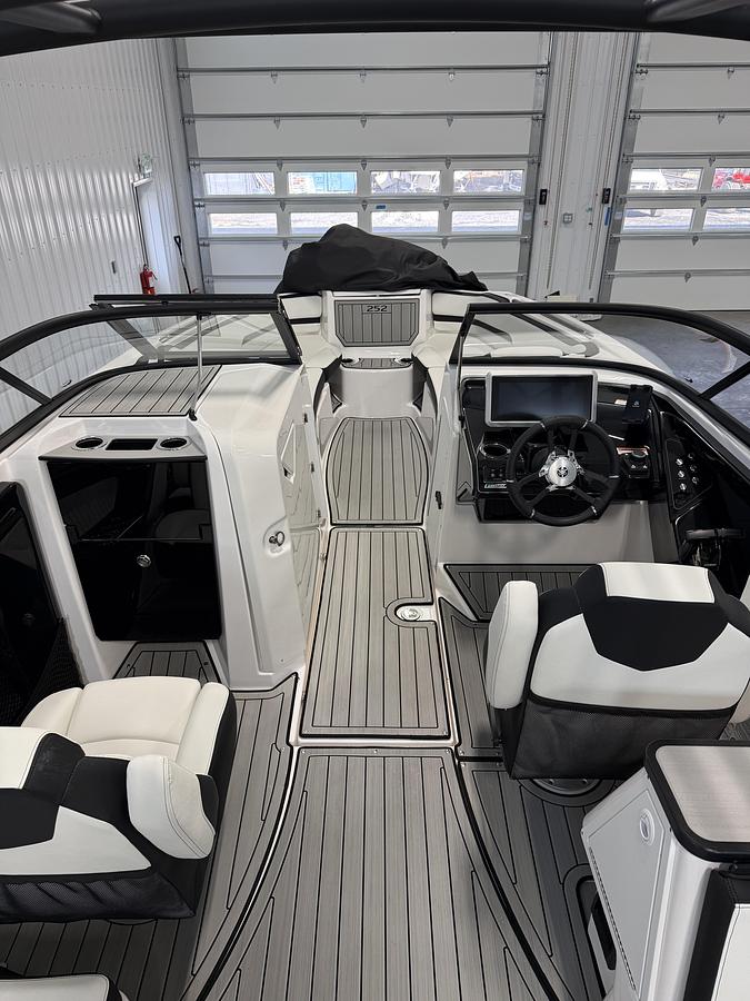2025 Yamaha Boats 252SE
