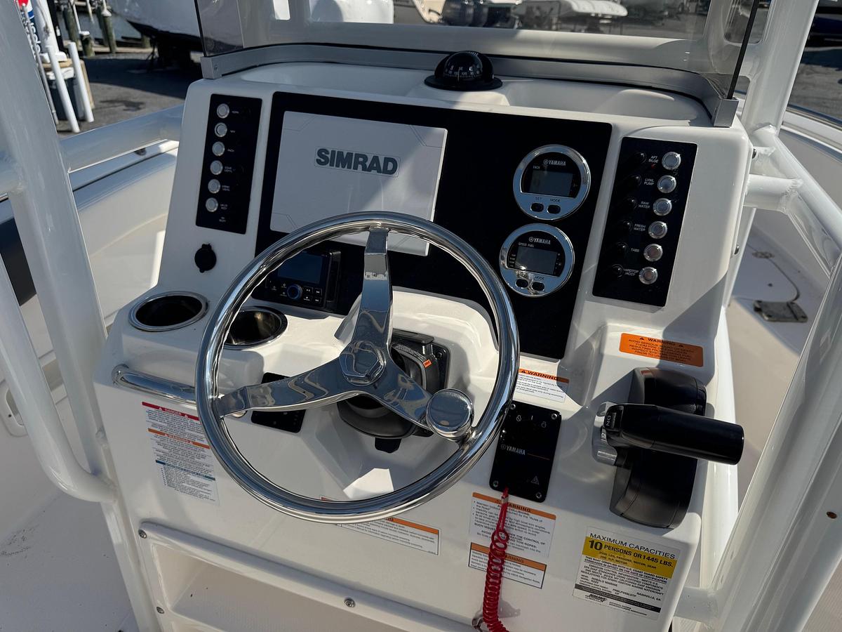 Used 2023 Robalo R222