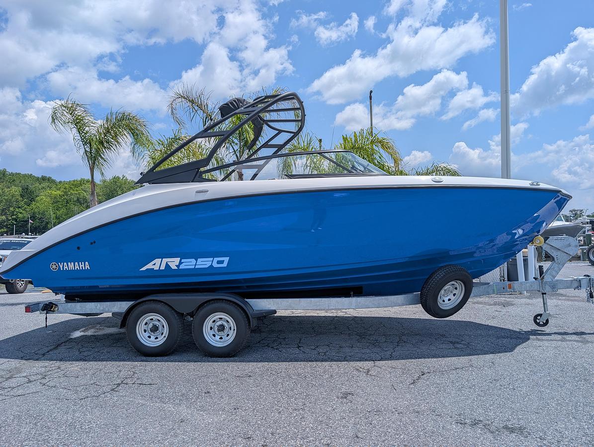 2025 Yamaha Boats AR250