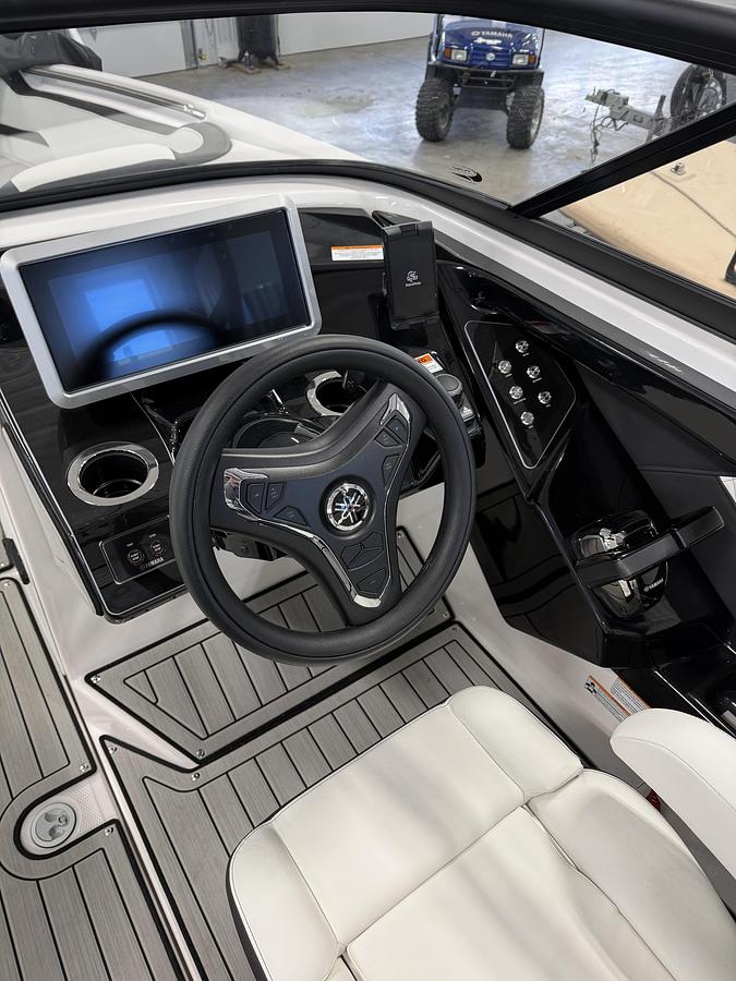2025 Yamaha Boats 252SD