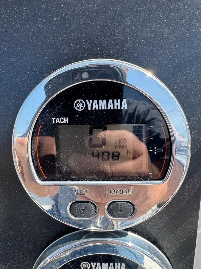 Used 2023 Robalo R222